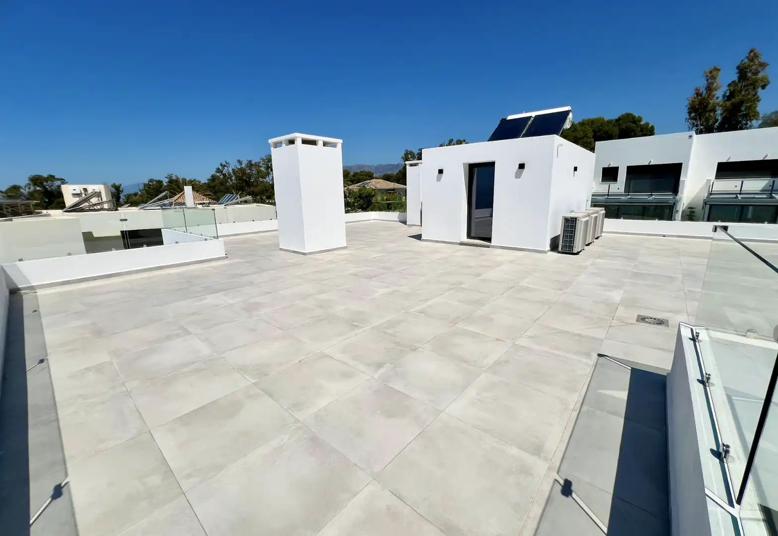 Terrasse von Haus oder Chalet zum Verkauf in Marbella mit Klimaanlage, Heizung und Privatgarten
