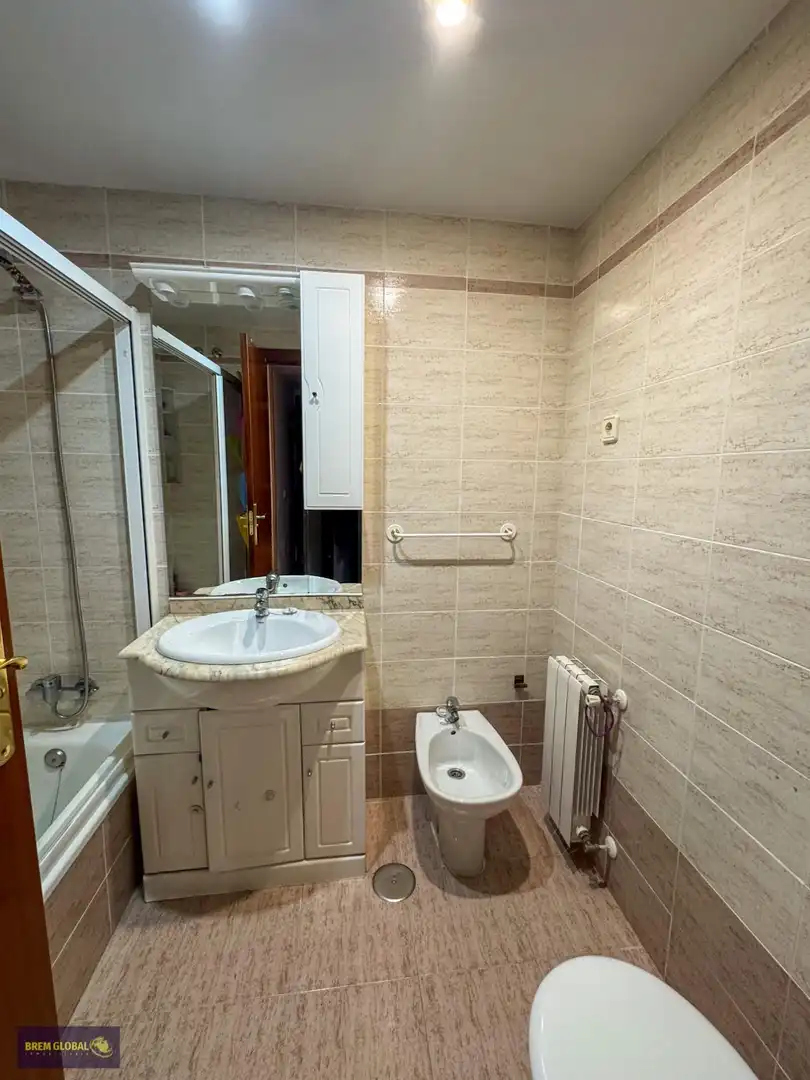 Baño de Piso en venta en Madrid con Aire acondicionado, Calefacción y Jardín privado