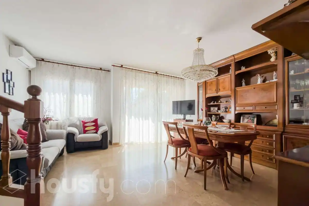 Living room of Houses for sale in Santa Coloma de Gramenet  with Air Conditioner, Heating and Private garden