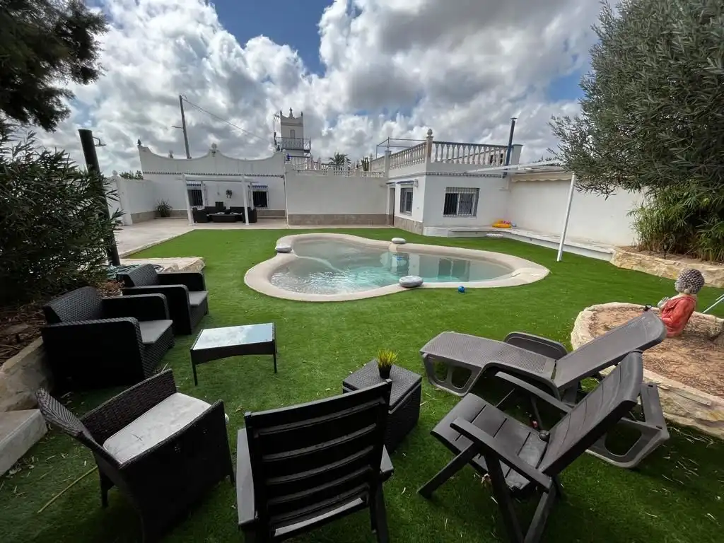 Piscina de Casa o xalet de lloguer en Los Montesinos amb Aire condicionat, Calefacció i Jardí privat