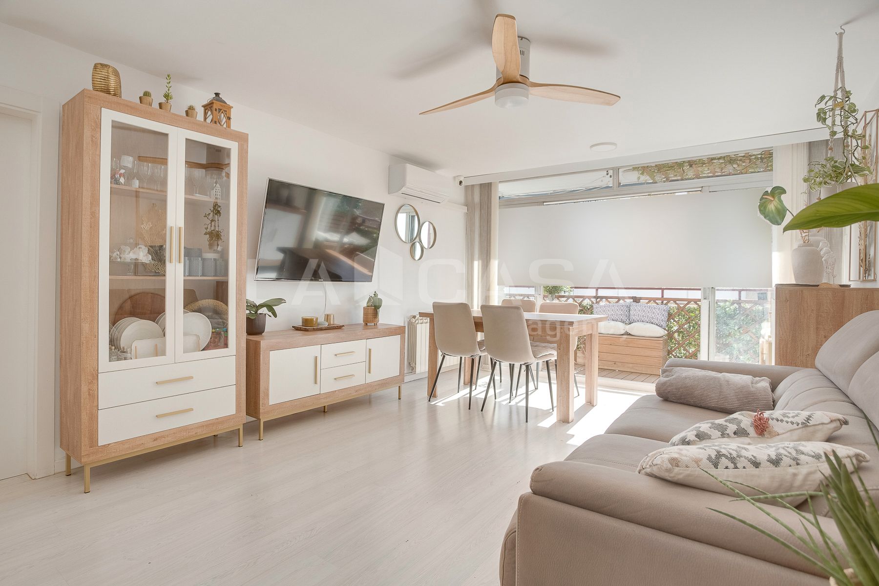 Sala de estar de Piso en venta en L'Hospitalet de Llobregat con Calefacción y Balcón