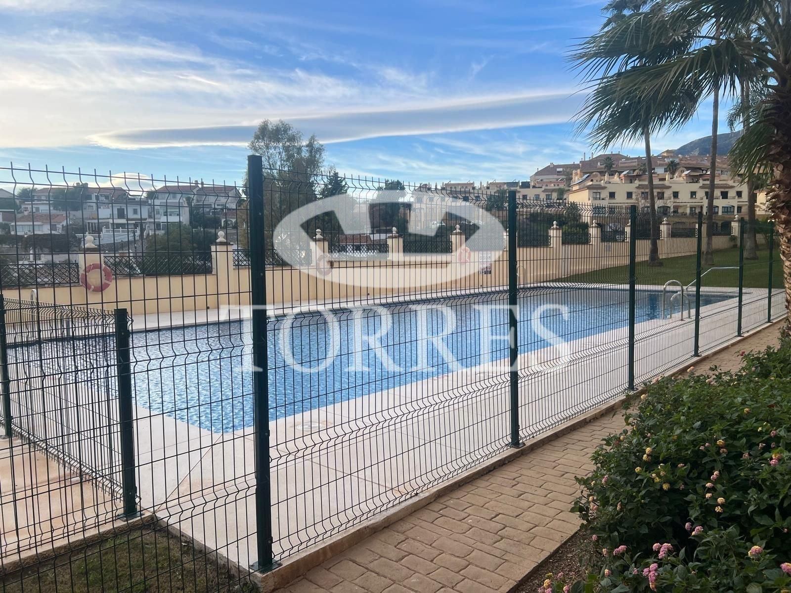 Schwimmbecken von Wohnung zum Verkauf in Fuengirola mit Klimaanlage, Terrasse und Abstellraum