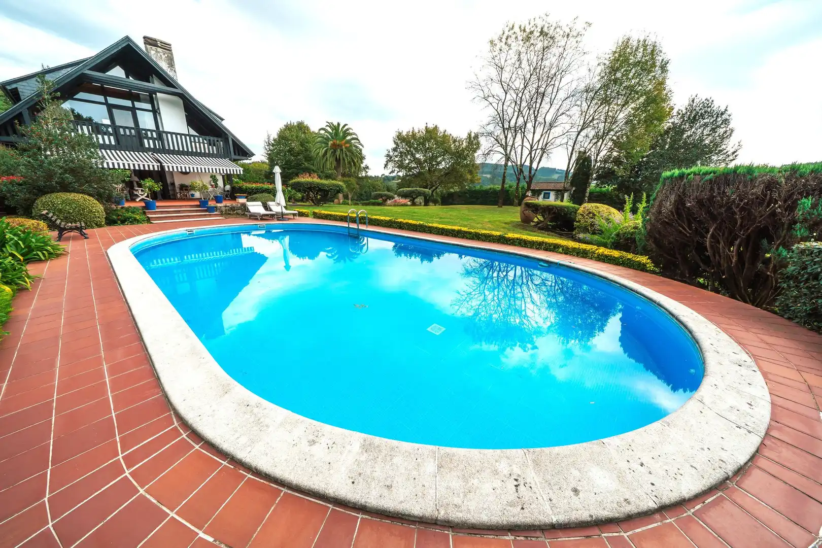 Piscina de Casa o chalet en venta en Fruiz con Aire acondicionado, Calefacción y Jardín privado