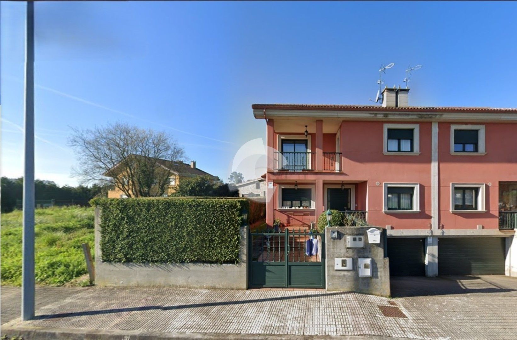 Vista exterior de Casa adosada en venda en Sada (A Coruña) amb Jardí privat