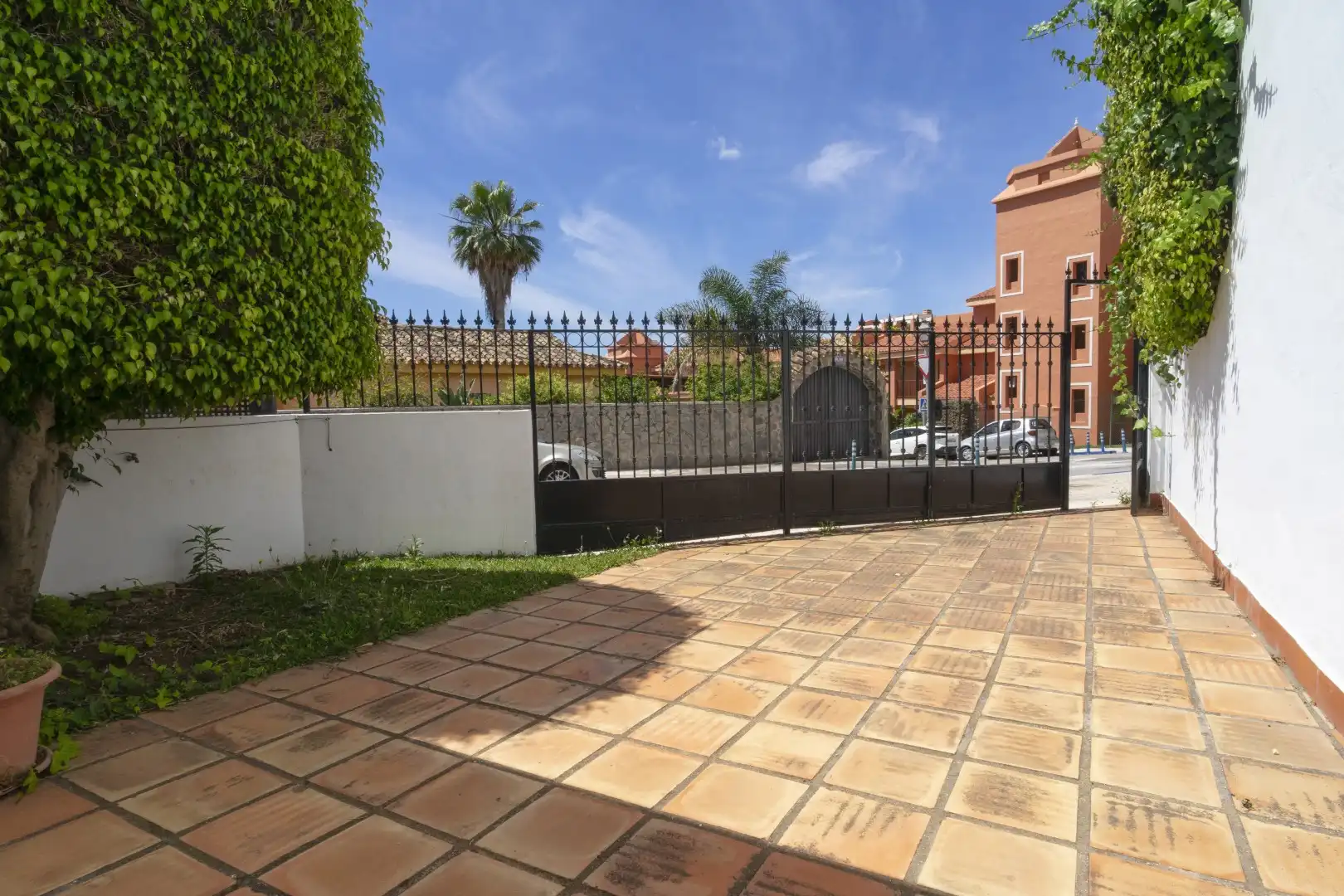 Vista exterior de Casa adosada en venta en Marbella con Jardín privado, Terraza y Piscina