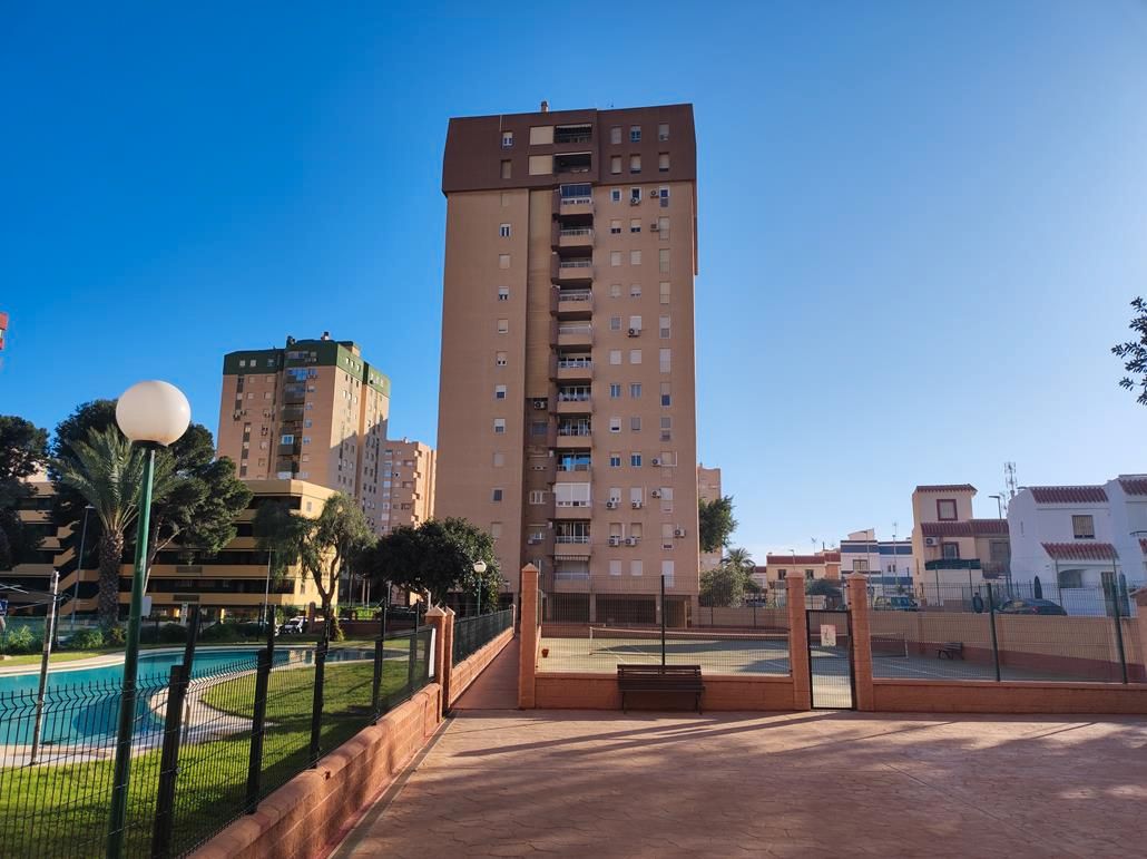 Vista exterior de Pis en venda en Roquetas de Mar amb Piscina