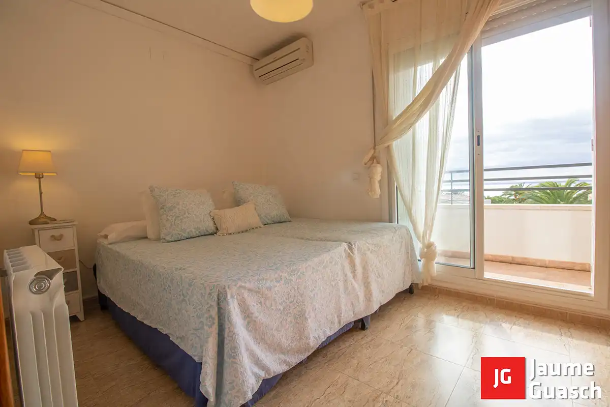 Schlafzimmer von Einfamilien-Reihenhaus zum Verkauf in Torredembarra mit Klimaanlage, Heizung und Privatgarten