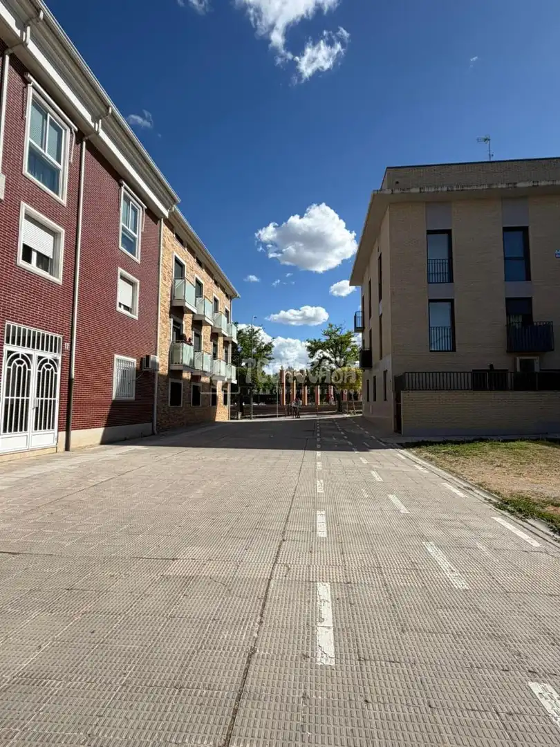 Vista exterior de Pis en venda en San Fernando de Henares amb Aire condicionat, Calefacció i Parquet