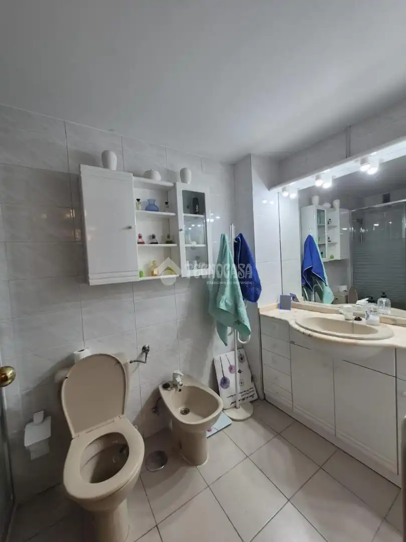 Bathroom of Flat for sale in Madrid