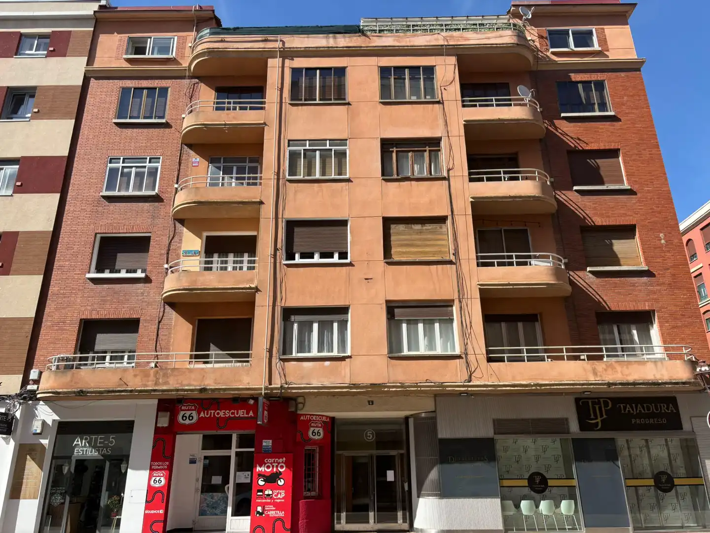 Vista exterior de Piso en venta en Burgos Capital con Calefacción, Parquet y Terraza