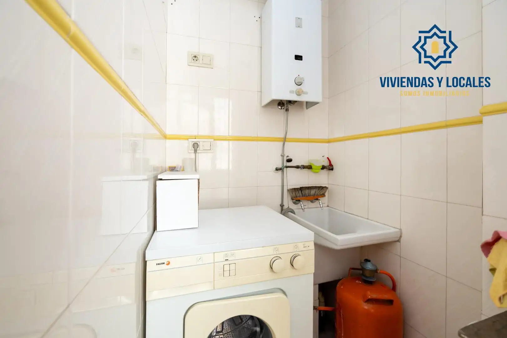 Kitchen of Flat for sale in Granada