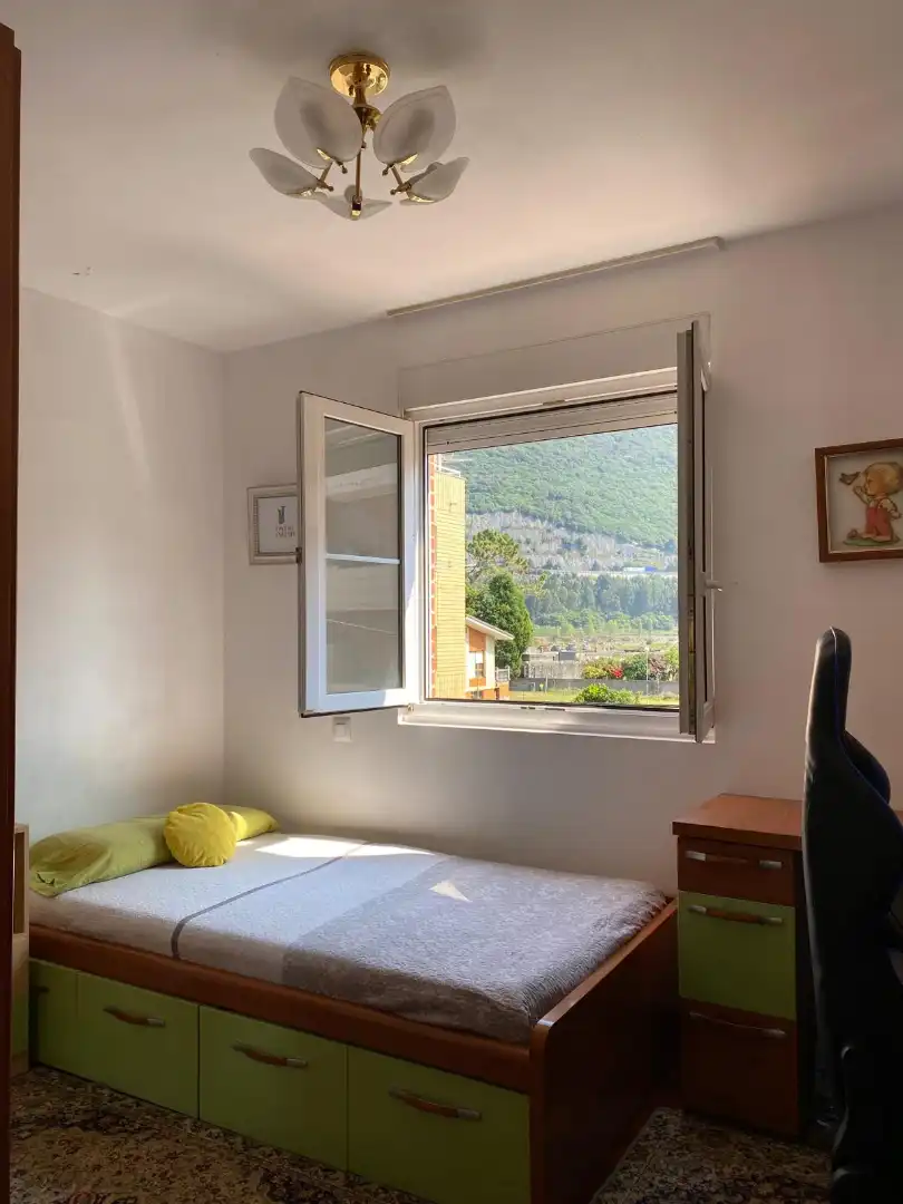 Schlafzimmer von Einfamilien-Reihenhaus zum Verkauf in Castro-Urdiales mit Heizung, Privatgarten und Parkett