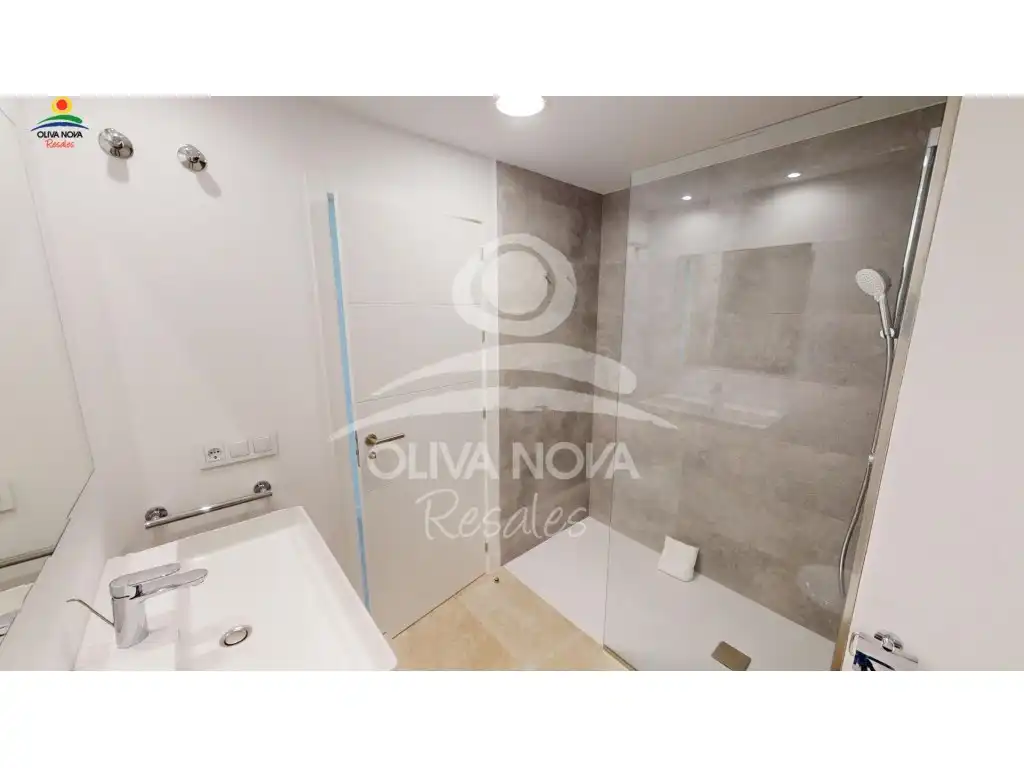 Badezimmer von Wohnungen zum Verkauf in Oliva mit Klimaanlage, Privatgarten und Terrasse