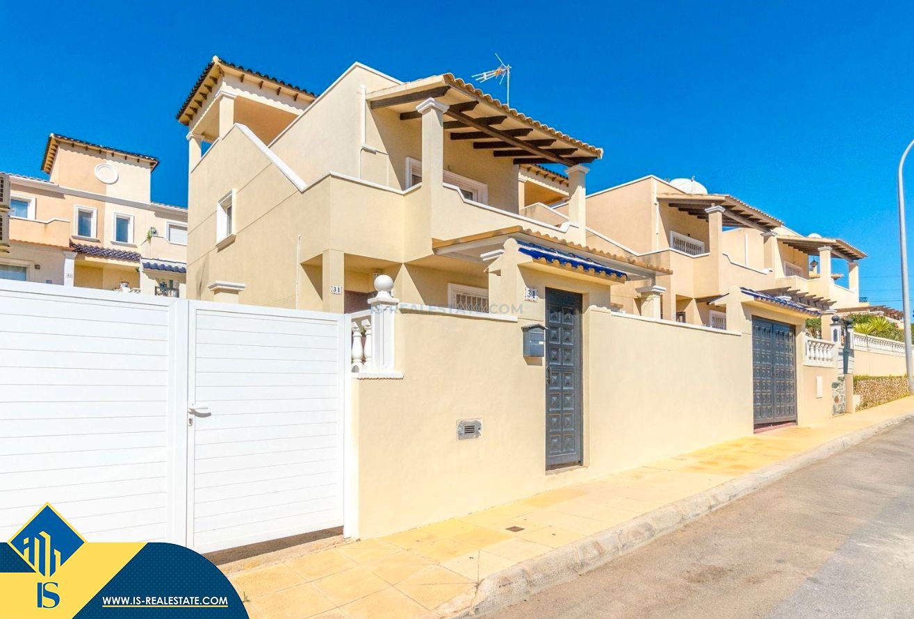 Vista exterior de Casa o xalet en venda en Orihuela amb Aire condicionat, Calefacció i Jardí privat
