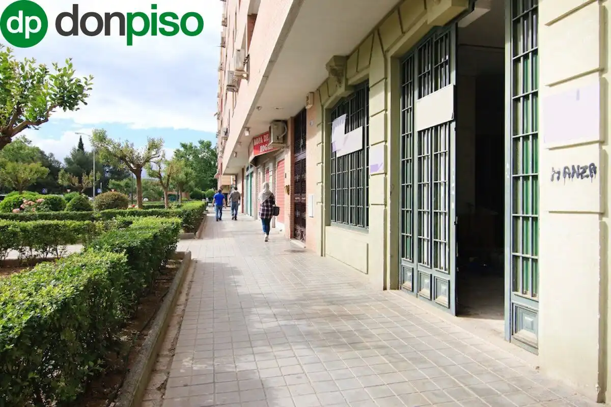 Vista exterior de Local en venta en Granada con Amueblado