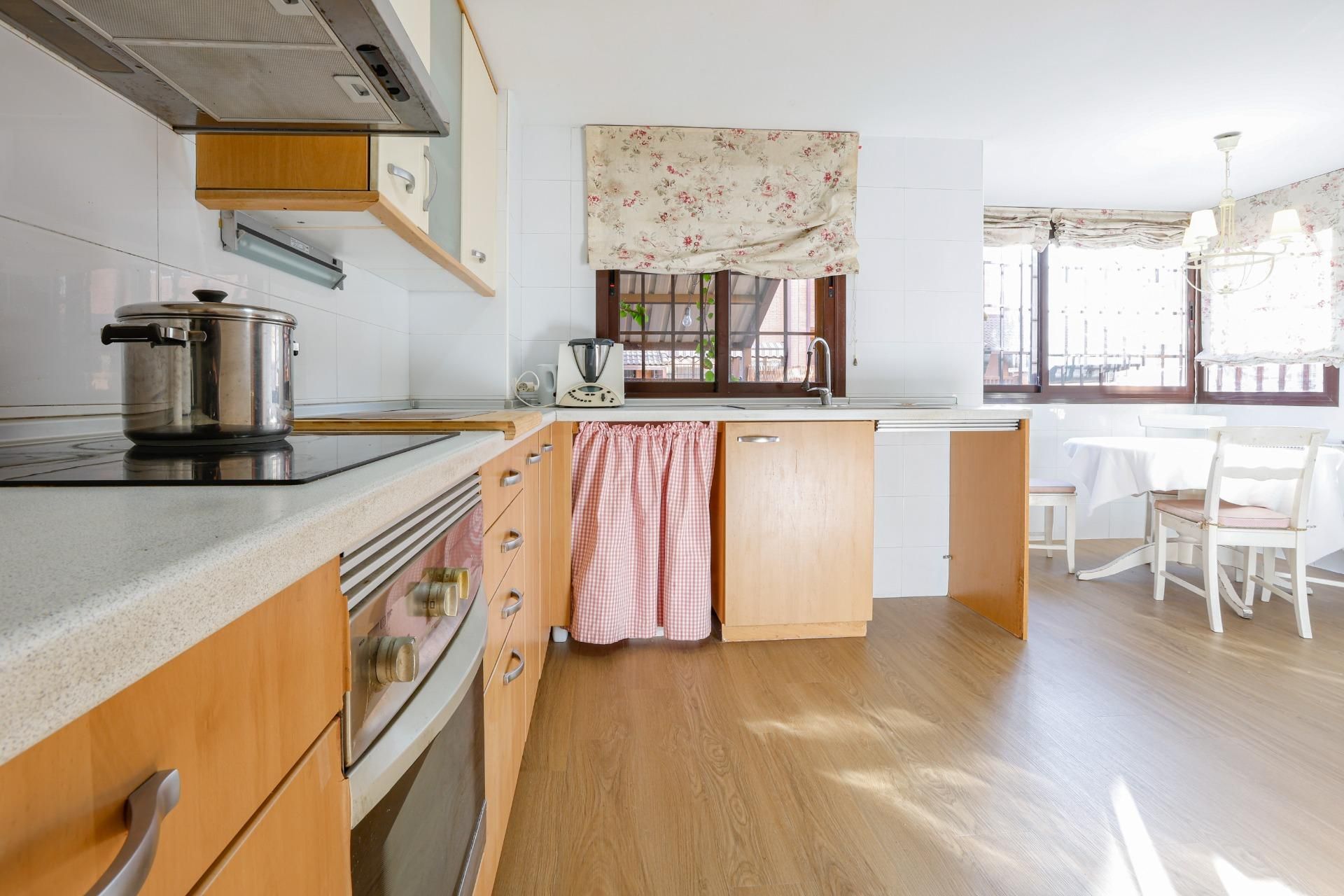Kitchen of Single-family semi-detached for sale in Valdemoro  with Air Conditioner, Private garden and Terrace