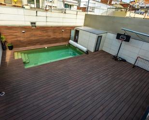Piscina de Casa adosada en venda en Sabadell amb Aire condicionat, Calefacció i Jardí privat