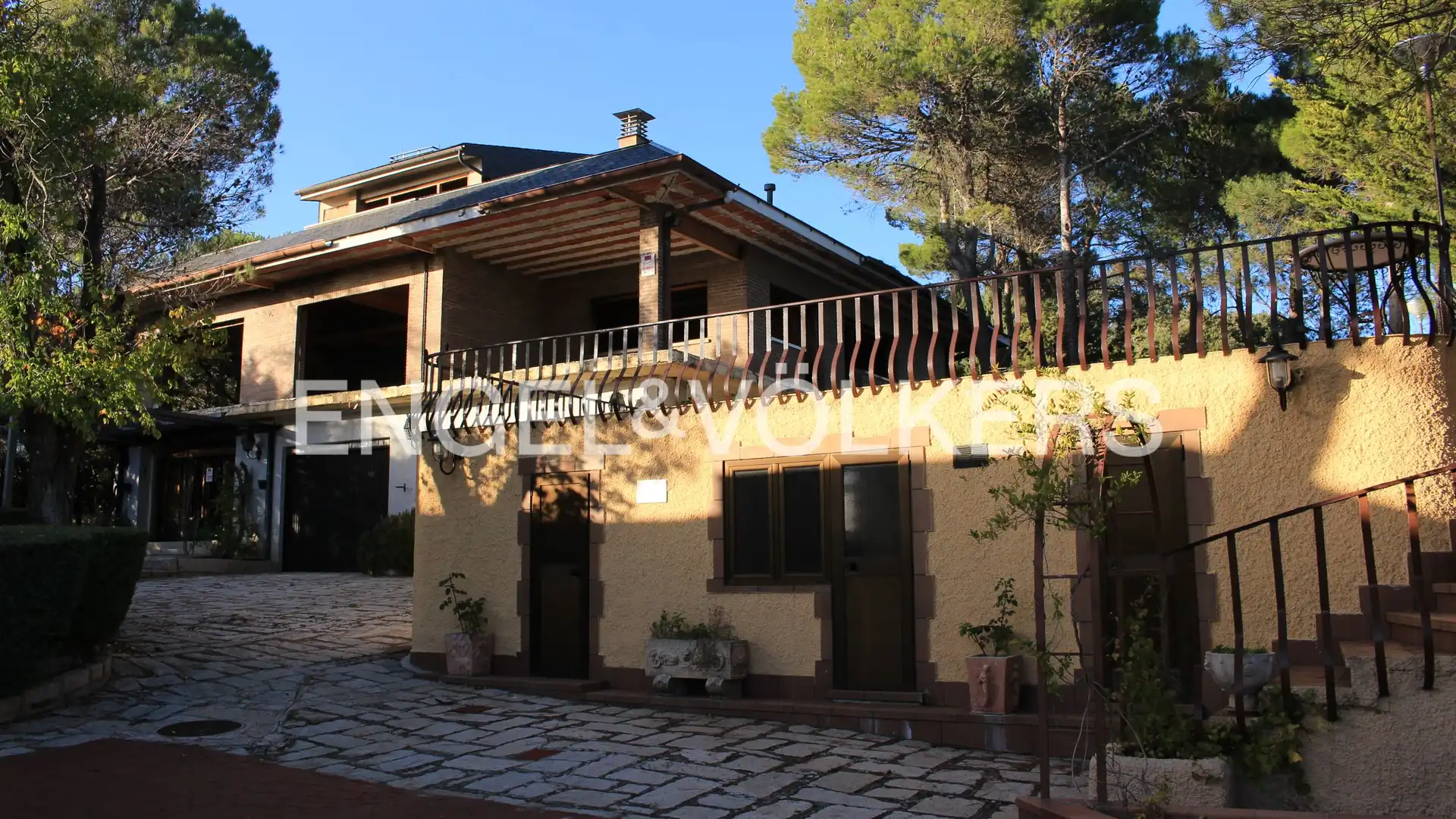 Exterior view of Houses for sale in Cabanillas de la Sierra  with Heating, Private garden and Swimming Pool
