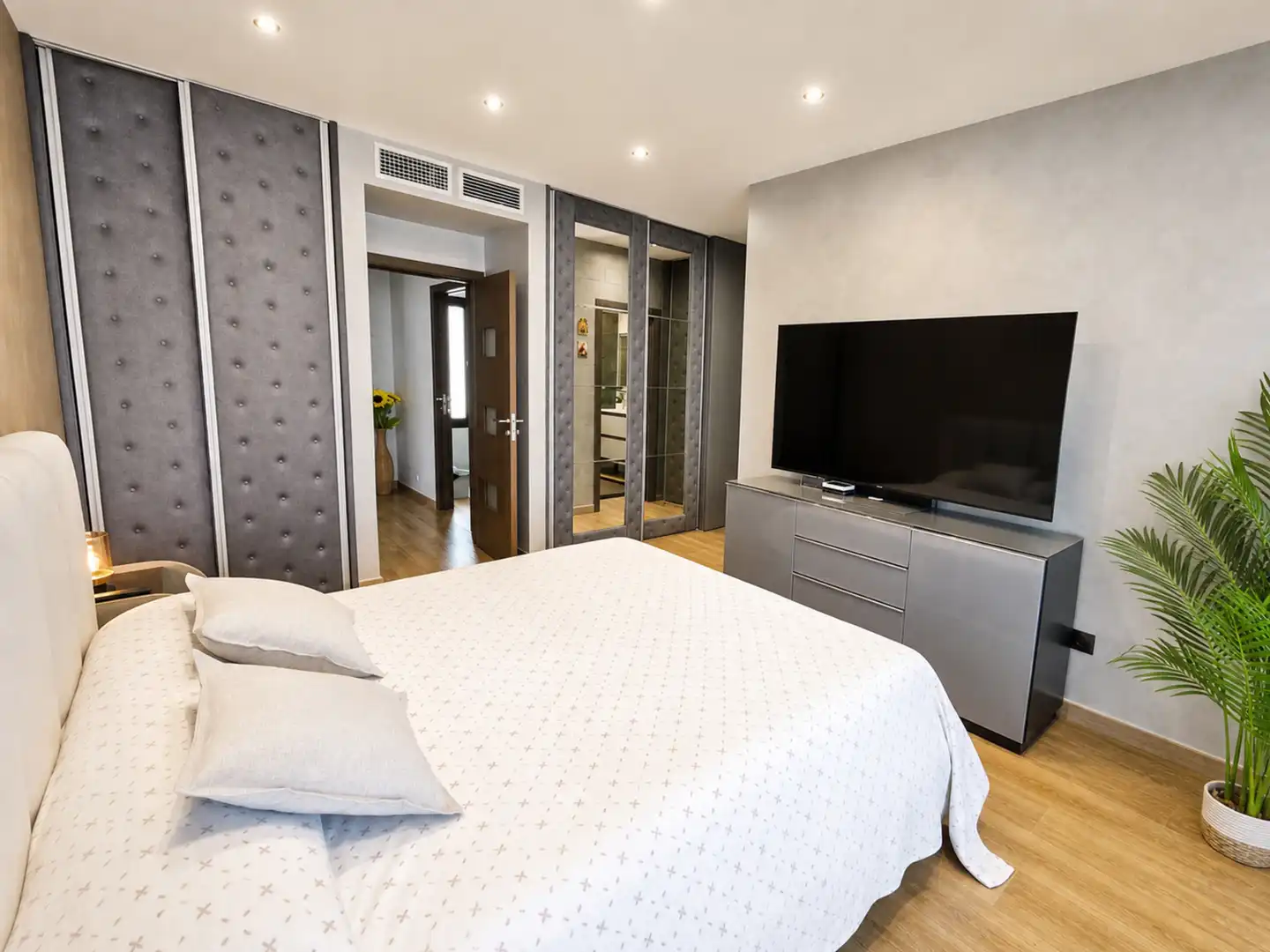 Dormitori de Casa o xalet en venda en Estepona amb Aire condicionat, Jardí privat i Terrassa