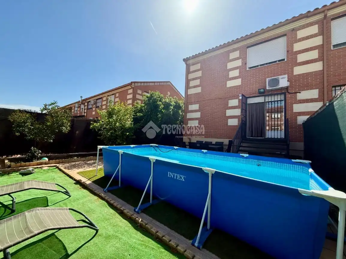 Piscina de Casa adosada en venta en Alovera con Aire acondicionado