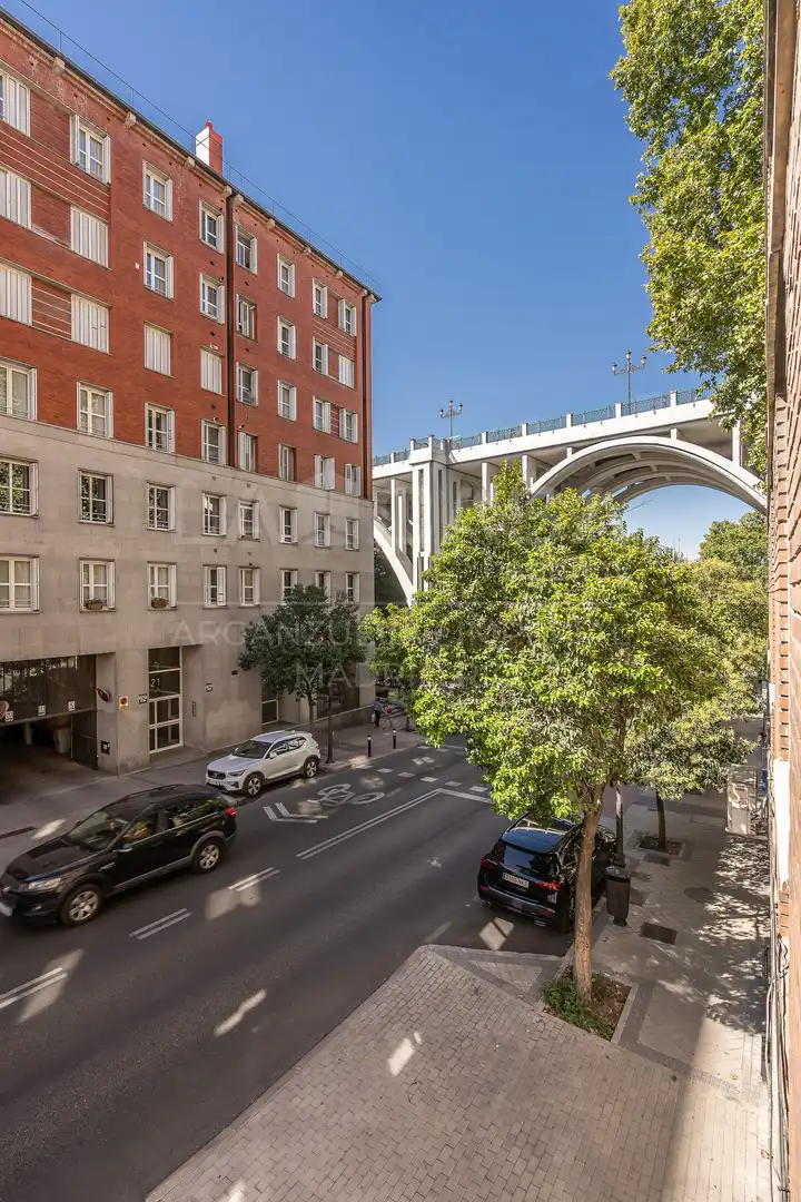 Vista exterior de Piso en venta en Madrid con Calefacción
