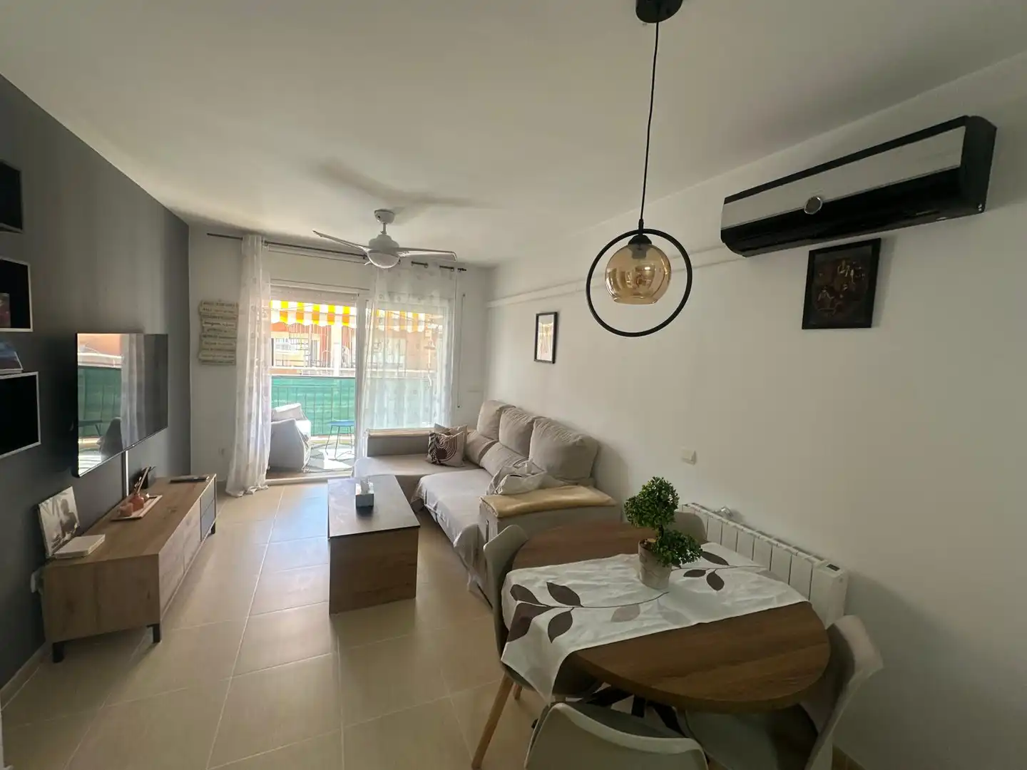 Living room of Flat for sale in Vandellòs i l'Hospitalet de l'Infant  with Air Conditioner, Furnished and Oven