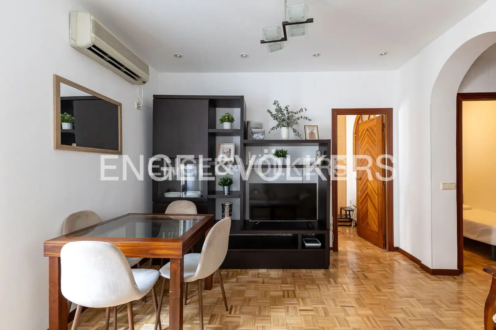 Living room of Flat for rent in Madrid  with Air Conditioner, Heating and Parquet flooring