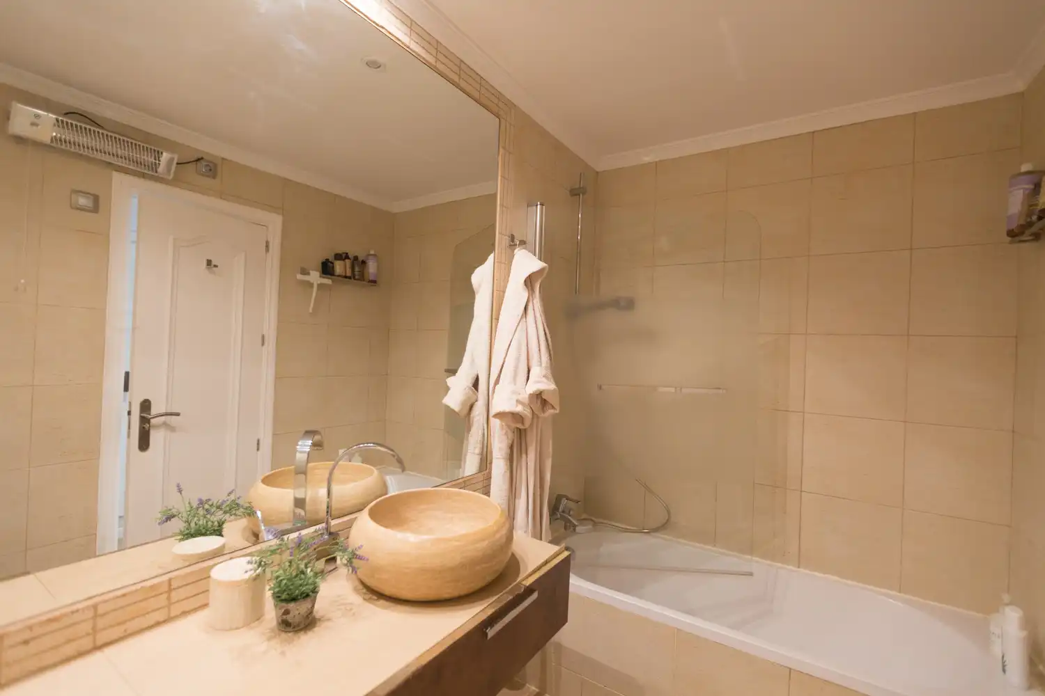 Badezimmer von Wohnungen zum Verkauf in Marbella mit Klimaanlage, Privatgarten und Terrasse