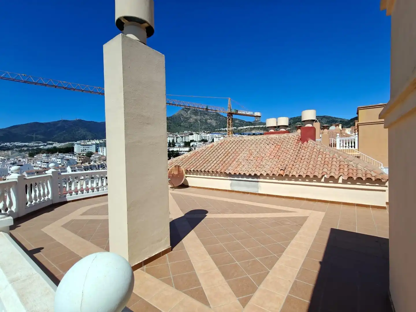 Terraza de Ático de alquiler en Benalmádena con Aire acondicionado, Jardín privado y Amueblado