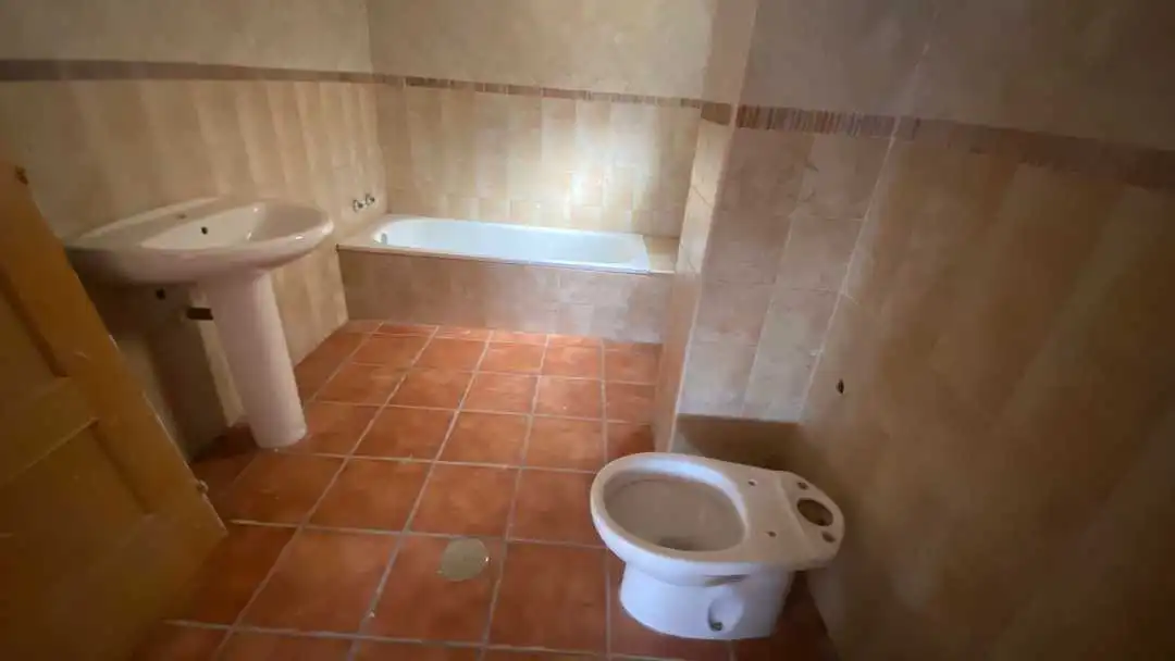 Bany de Casa adosada en venda en Tórtola de Henares amb Jardí privat, Terrassa i Balcó