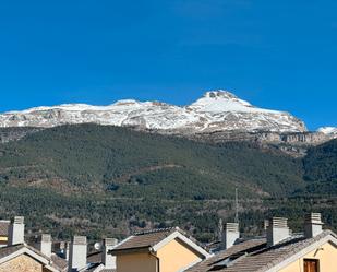 Vista exterior de Apartament en venda en Villanúa amb Calefacció, Parquet i Traster