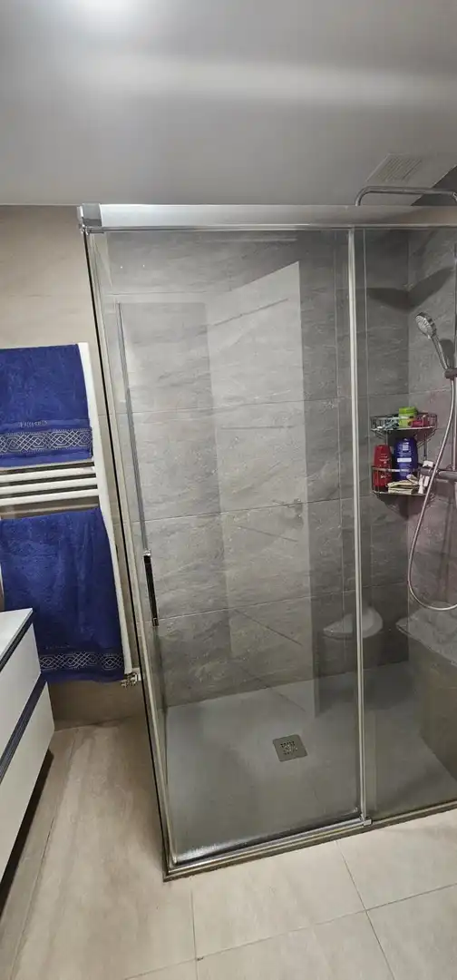 Badezimmer von Einfamilien-Reihenhaus zum Verkauf in Villaquilambre mit Heizung, Privatgarten und Parkett