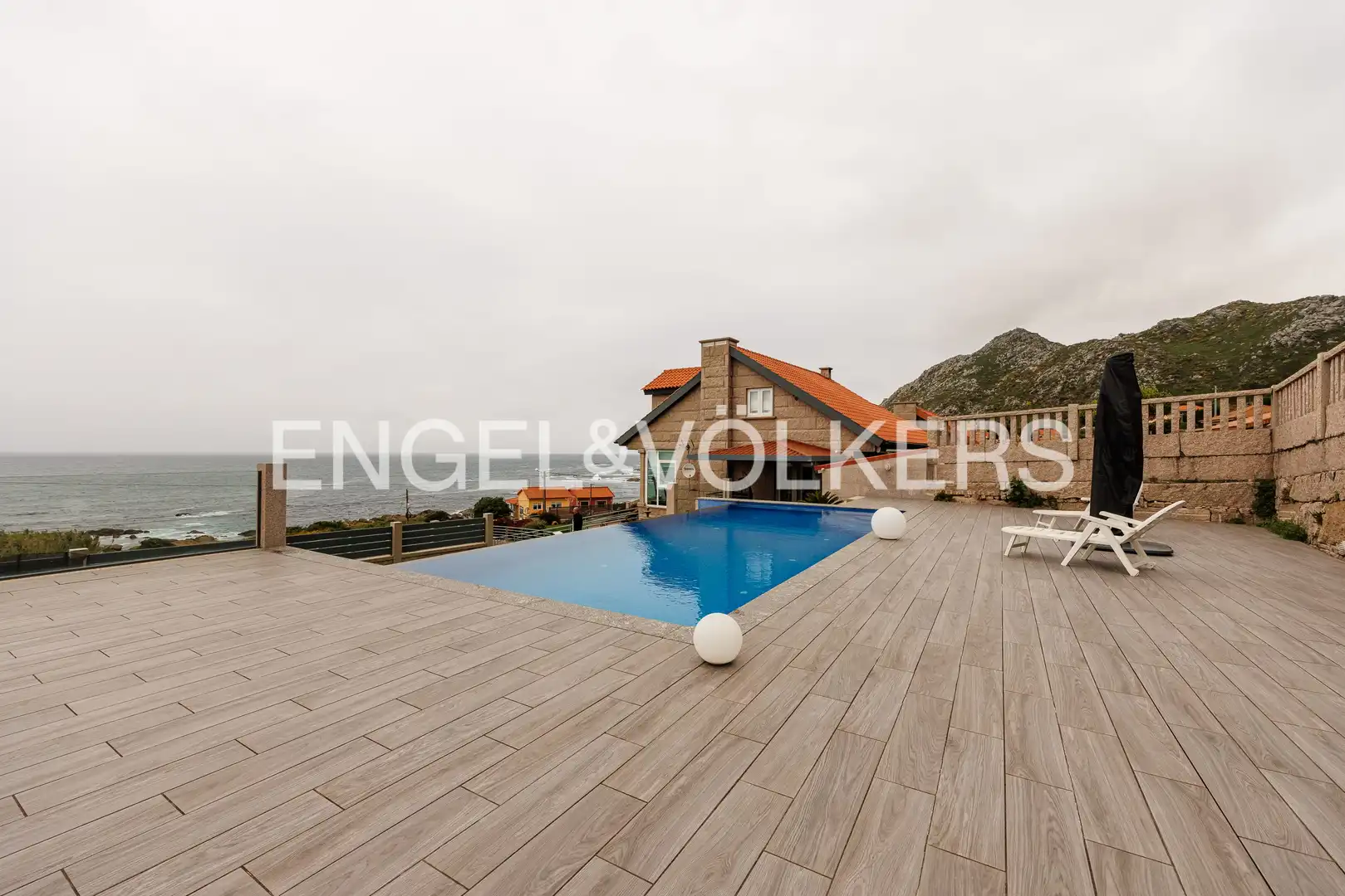 Terrassa de Casa o xalet en venda en Oia amb Calefacció, Jardí privat i Parquet