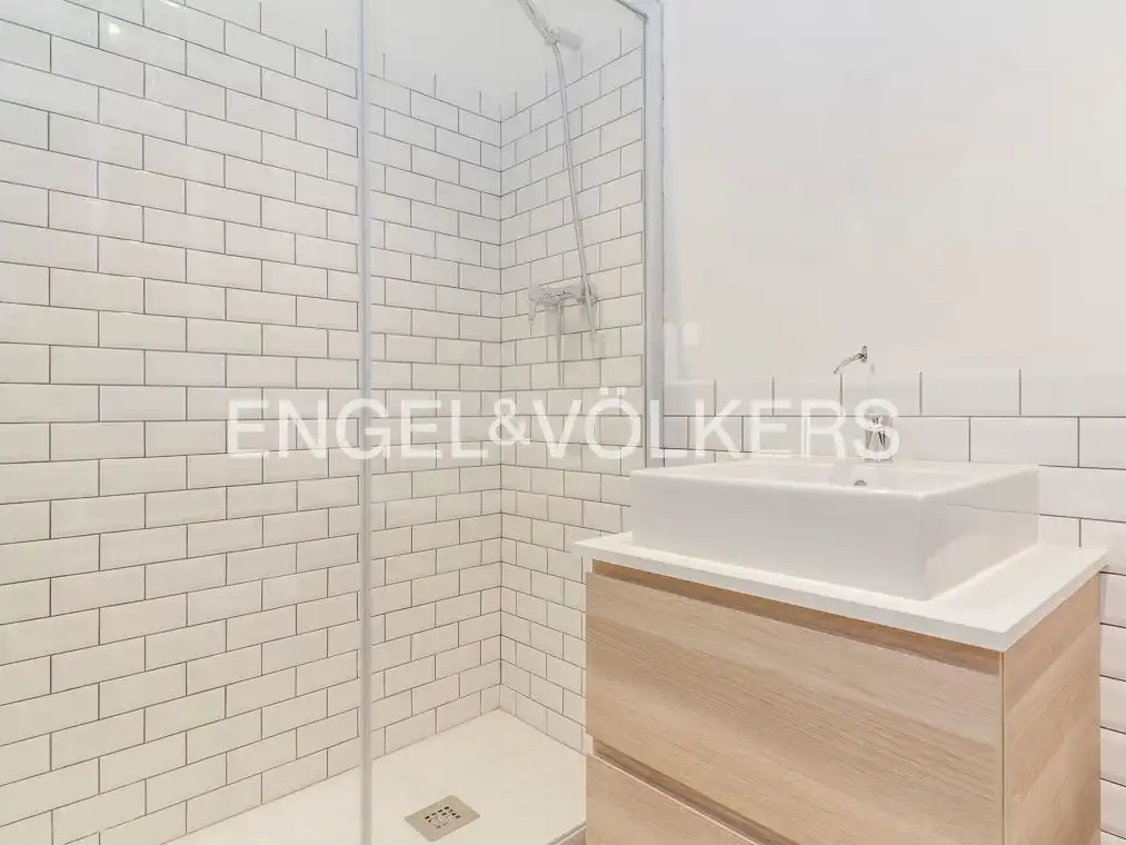 Baño de Piso de alquiler en Barcelona con Aire acondicionado, Calefacción y Jardín privado