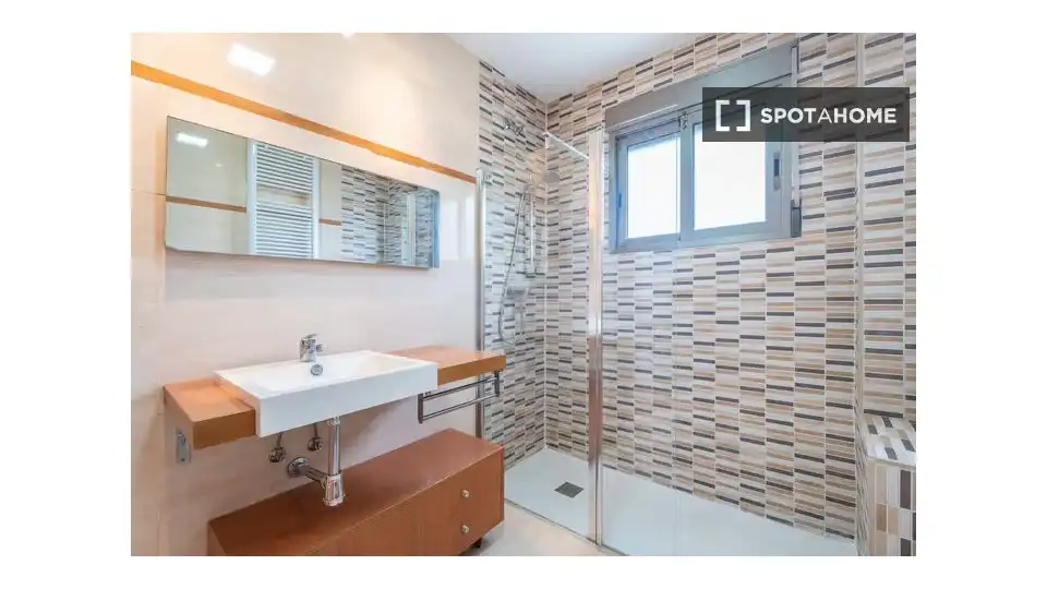 Baño de Piso de alquiler en Valencia con Aire acondicionado, Calefacción y Amueblado