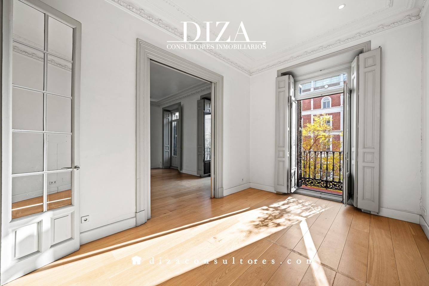 Flat for sale in De Montalbán, Jerónimos