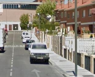 Vista exterior de Casa o xalet en venda en Navalcarnero amb Jardí privat i Piscina comunitària