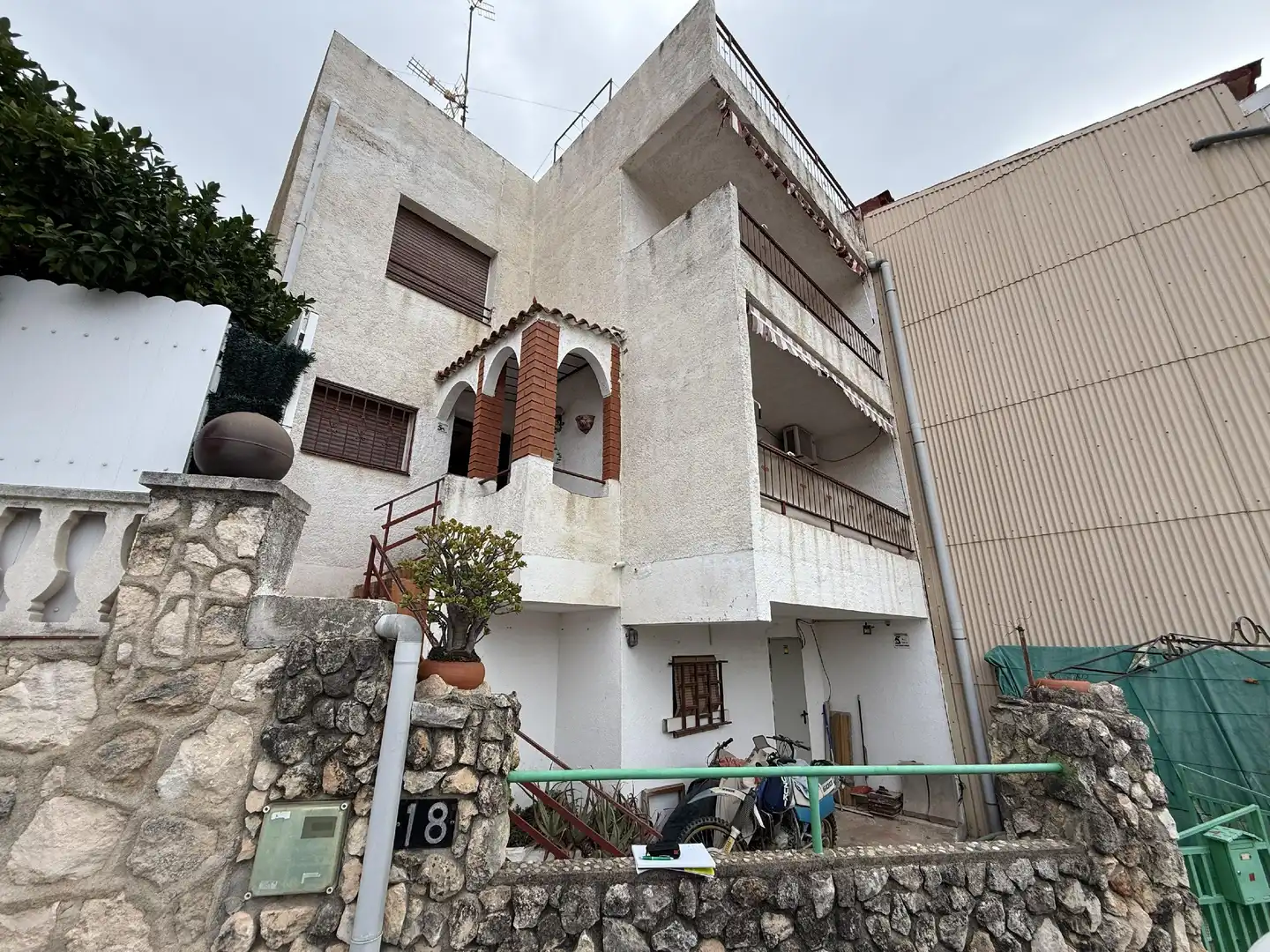 Vista exterior de Casa o xalet en venda en Roda de Berà amb Terrassa
