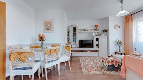 Ubicado en el corazón de Torrevieja, este espacioso y completamente amueblado apartamento en el quinto piso ofrece la combinación