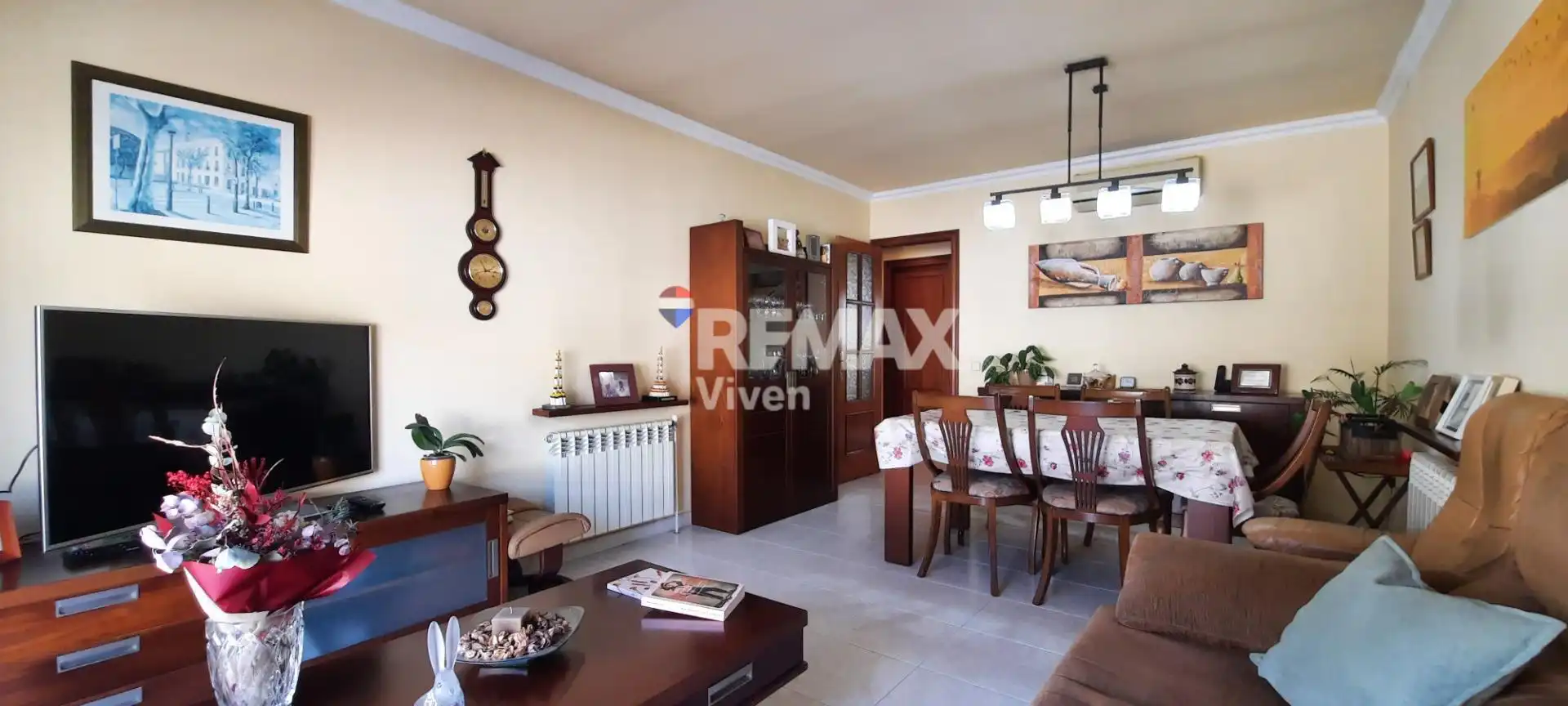 Sala d'estar de Casa adosada en venda en Vilanova i la Geltrú amb Aire condicionat, Jardí privat i Terrassa