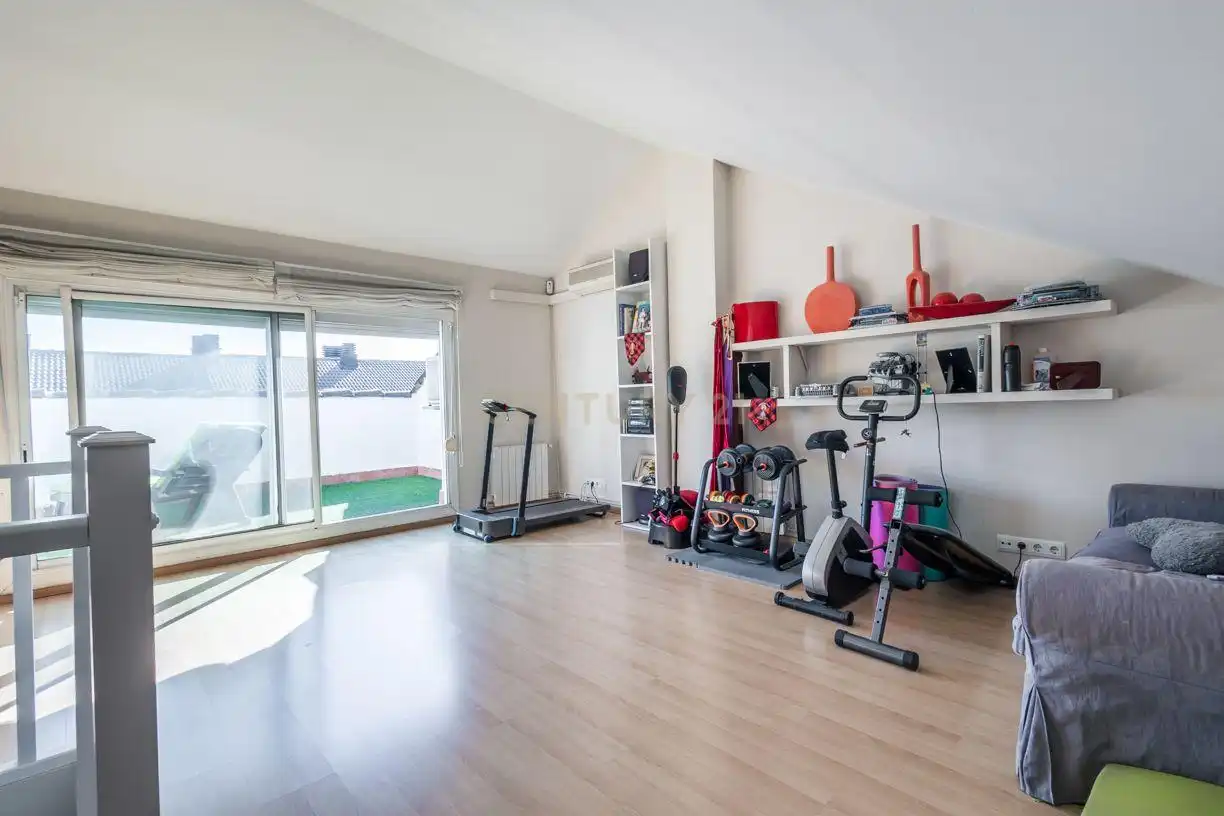 Einfamilien-Reihenhaus zum Verkauf in Sant Joan Despí mit Klimaanlage und Balkon
