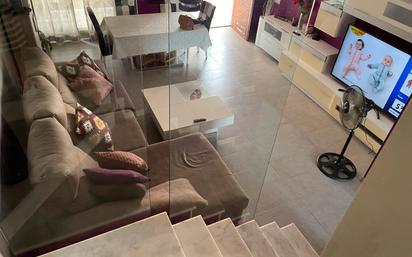 Sala d'estar de Casa adosada en venda en Alginet amb Aire condicionat, Terrassa i Balcó