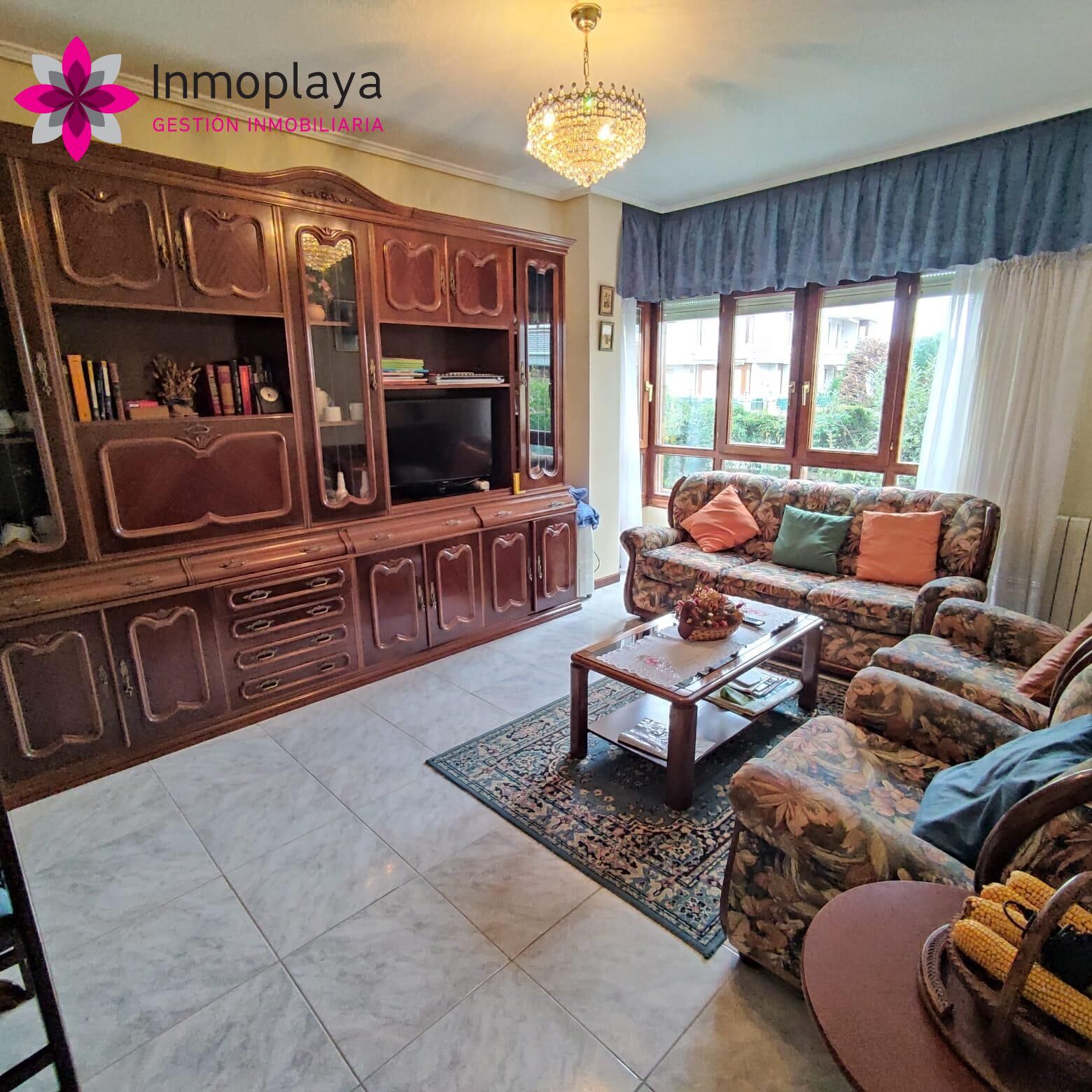 Sala d'estar de Planta baixa en venda en Noja amb Calefacció i Jardí privat