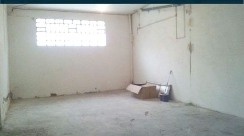 Se alquila local de 80 m², situado en zona céntrica de Zuera. Local con buena iluminación, provisto de tomas de electricidad. Usos
