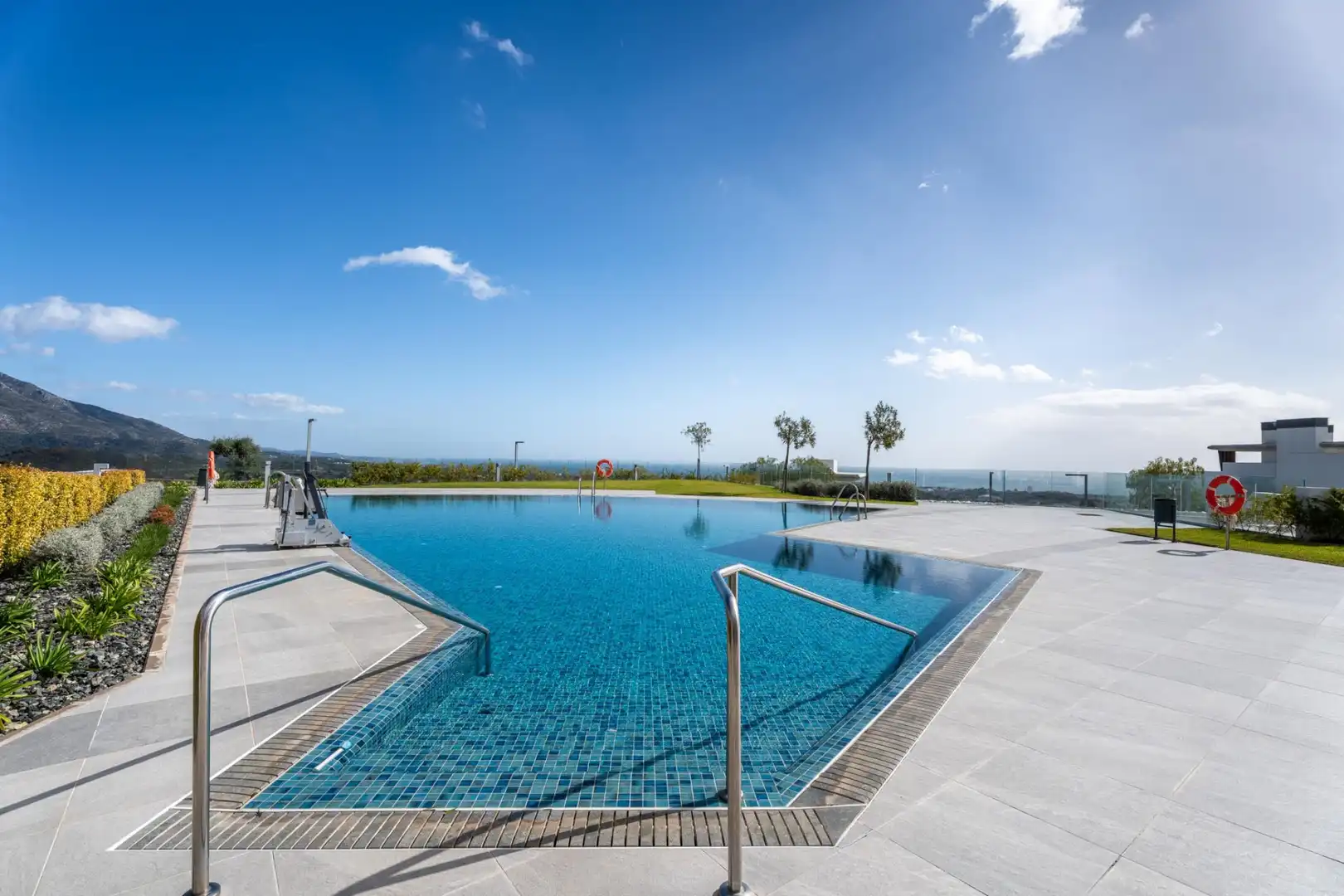 Swimming pool of Apartments for sale in Benahavís  with Air Conditioner, Terrace and Storage room