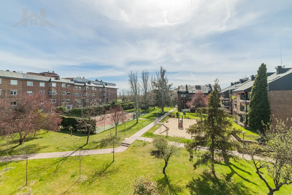 Vista exterior de Pis en venda en Majadahonda amb Aire condicionat, Calefacció i Terrassa