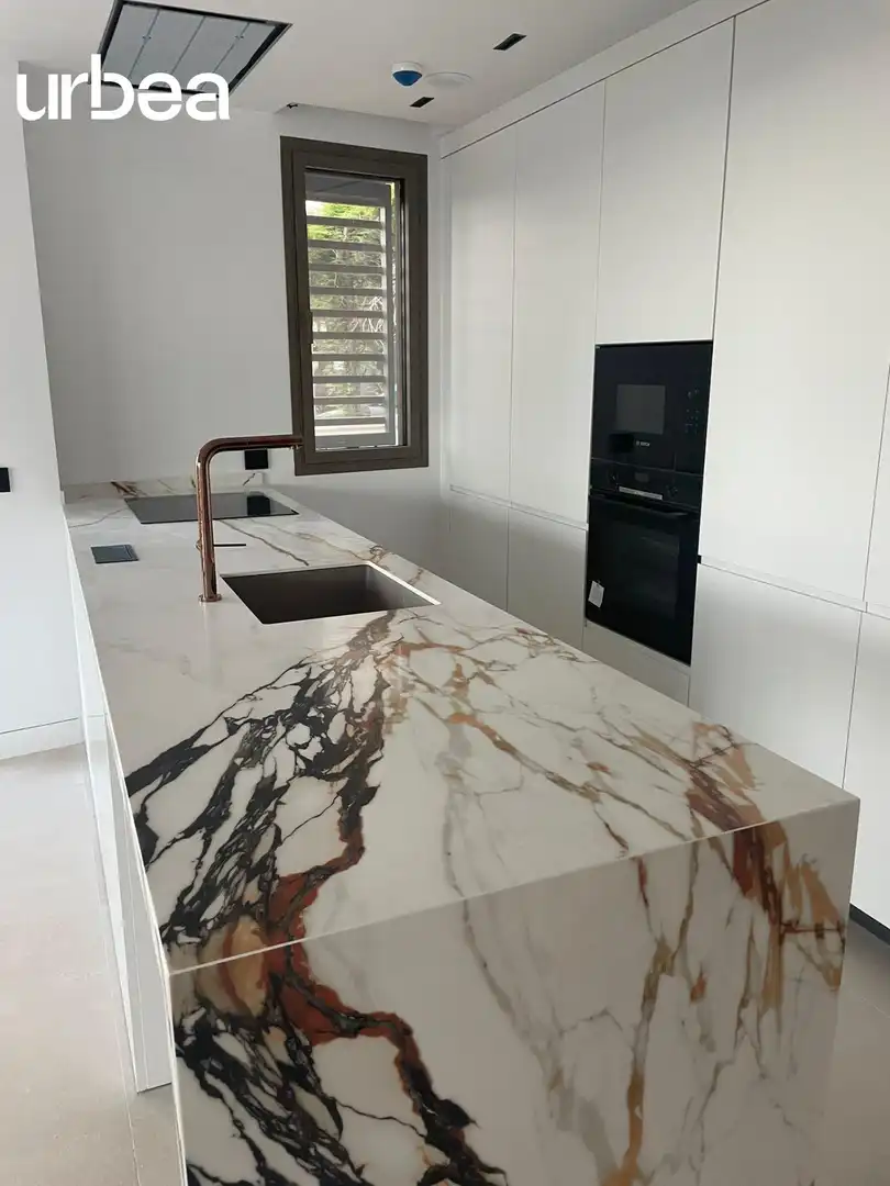 Cocina de Dúplex de alquiler en Málaga con Aire acondicionado, Calefacción y Jardín privado