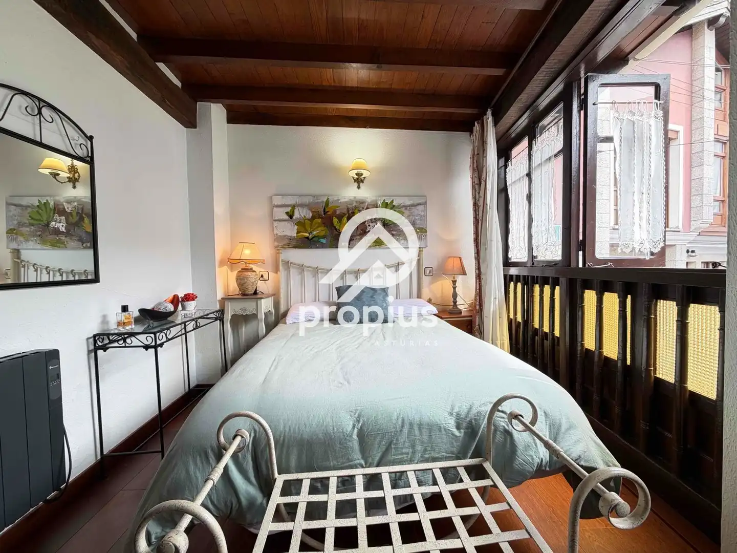 Habitación de Casa adosada en venta en Llanes con Calefacción, Trastero y Amueblado
