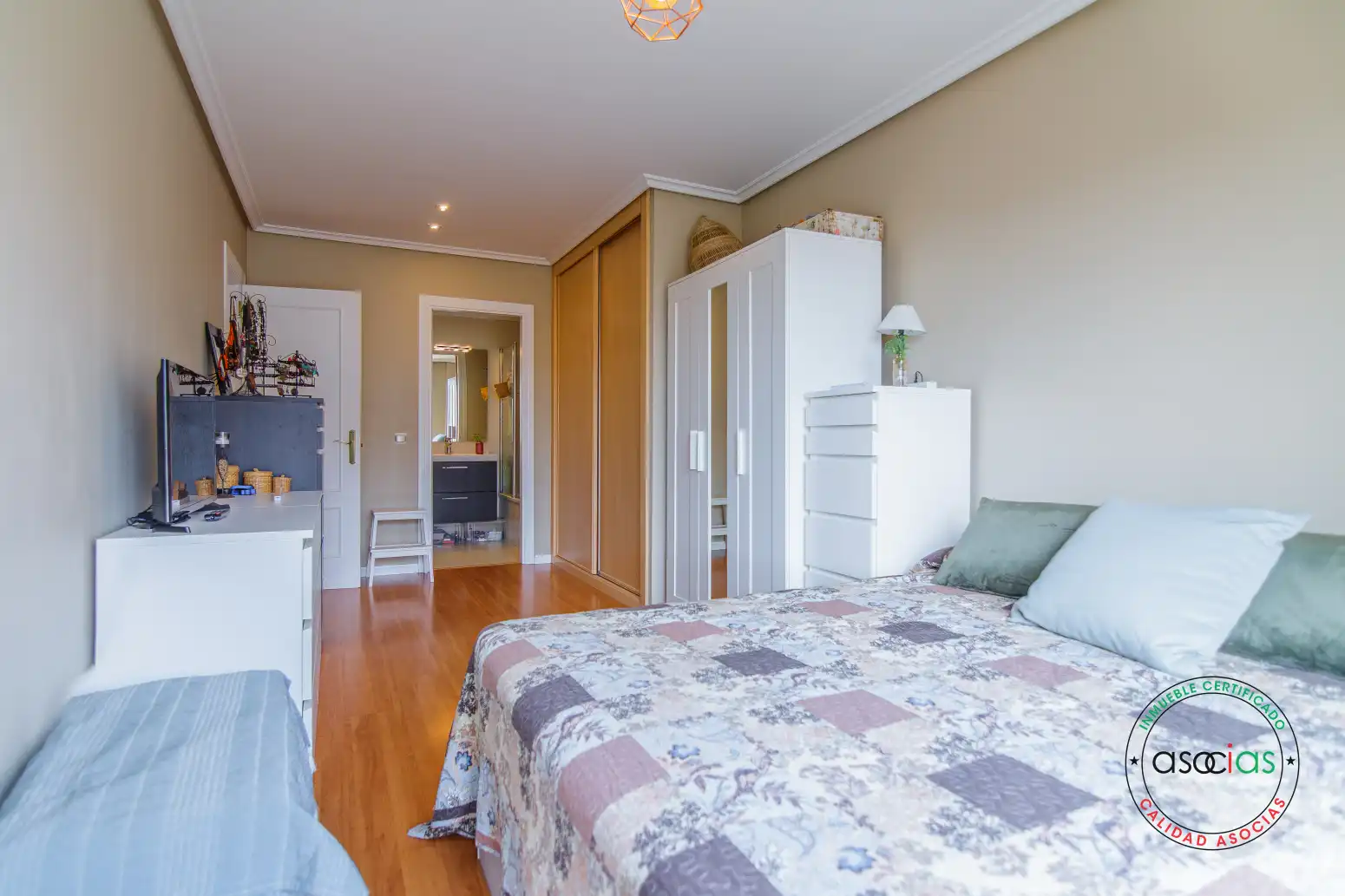 Dormitori de Àtic en venda en Oviedo  amb Calefacció, Jardí privat i Parquet