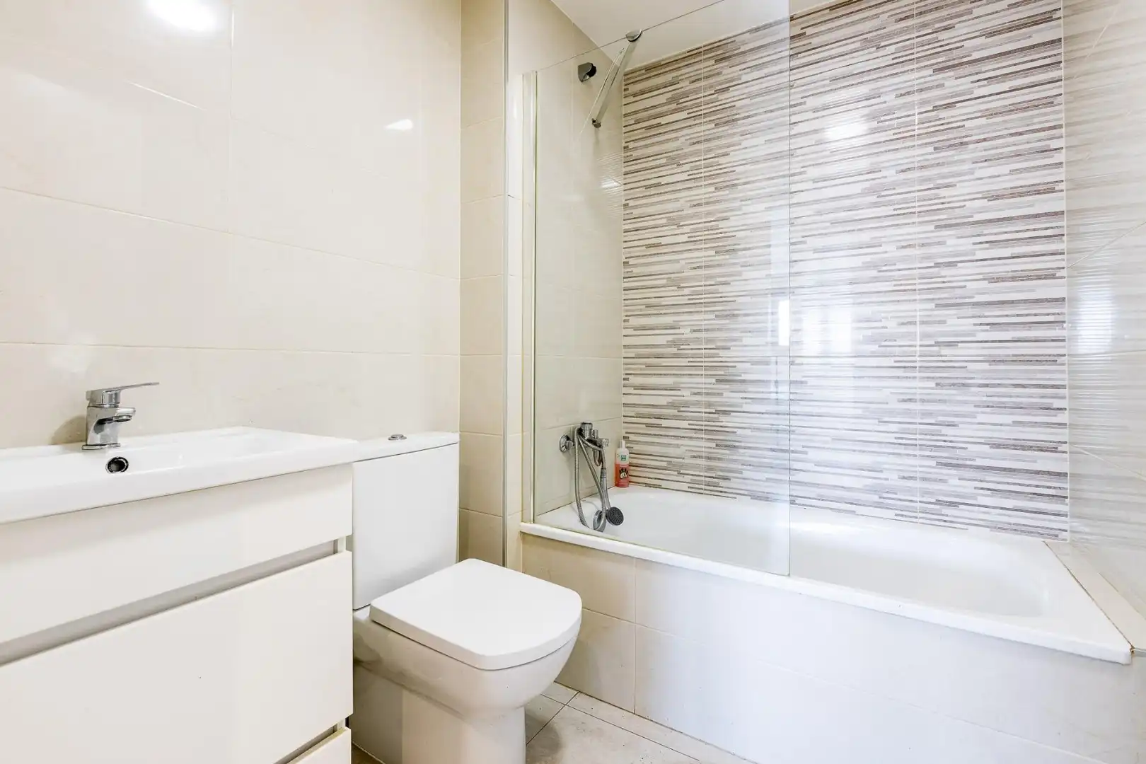 Badezimmer von Dachboden zum Verkauf in A Coruña Capital  mit Heizung und Terrasse